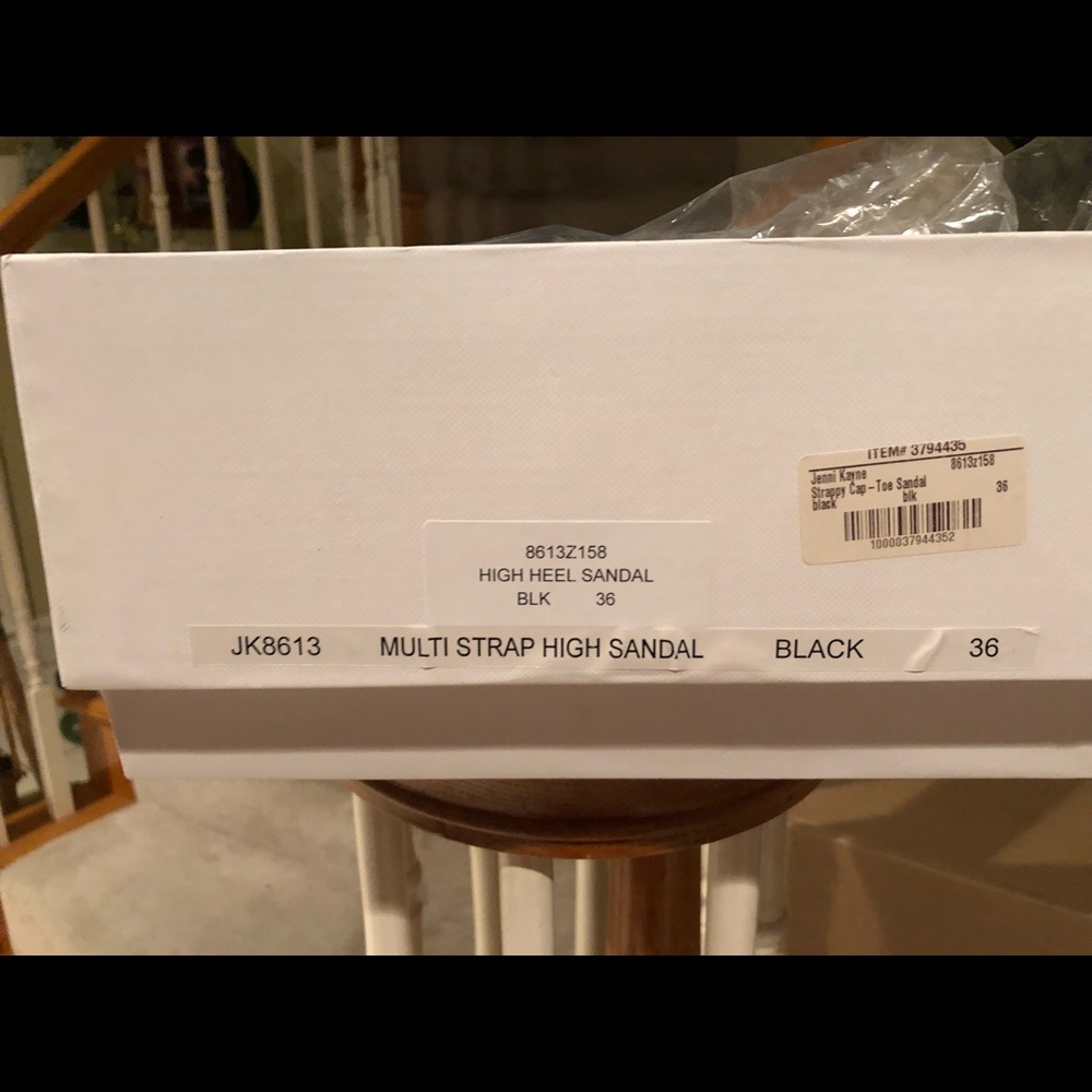 Size 6 strapping cap-toe Black Multi strap sandal - Picture 8 of 8